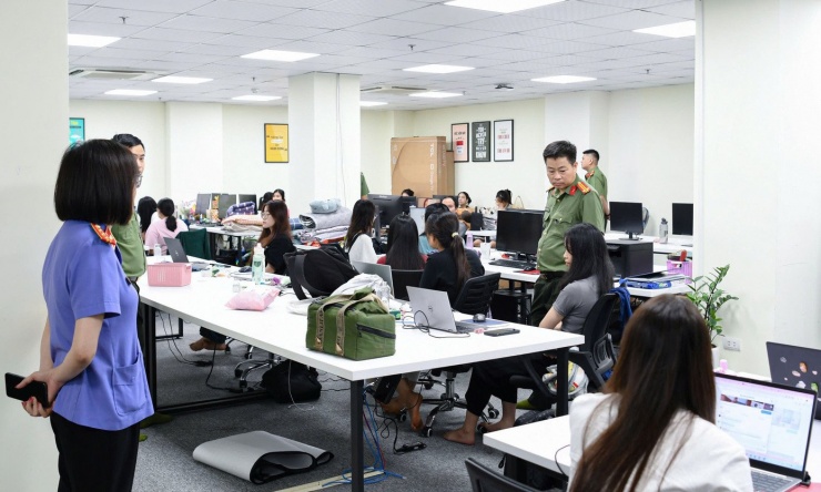 Cơ quan An ninh điều tra đọc quyết định khám xét khẩn cấp Công ty TNHH Fimetech (VPĐD tại Hà Nội)