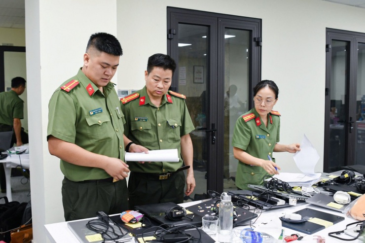 Cơ quan An ninh điều tra thu giữ điện thoại, laptop, máy tính để bàn… phục vụ công tác điều tra.