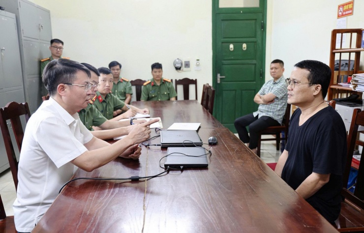 Thiếu tướng Nguyễn Minh Tuấn - Giám đốc Công an tỉnh trực tiếp lấy lời khai các đối tượng.