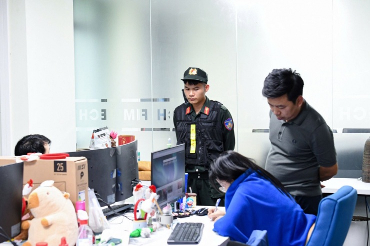 Cơ quan An ninh điều tra thực hiện khám xét khẩn cấp, lấy lời khai của các nhân viên của Công ty TNHH Fimetech.