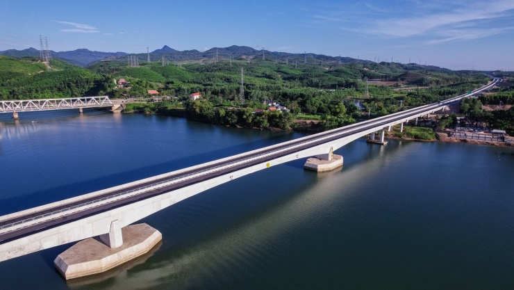 Cầu Long Đại, bắc qua sông Long Đại là một trong những điểm nhấn cảnh quan trên Cao tốc Bắc - Nam.