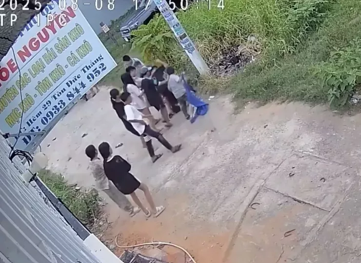 Bé gái 12 tuổi khi vừa đến chỗ hẹn đã bị nhóm bạn đánh hội đồng.