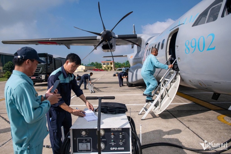 Phi đội máy bay vận tải Casa lượn quanh bầu trời Hà Nội - 6