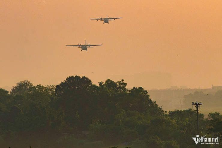 Phi đội máy bay vận tải Casa lượn quanh bầu trời Hà Nội - 10