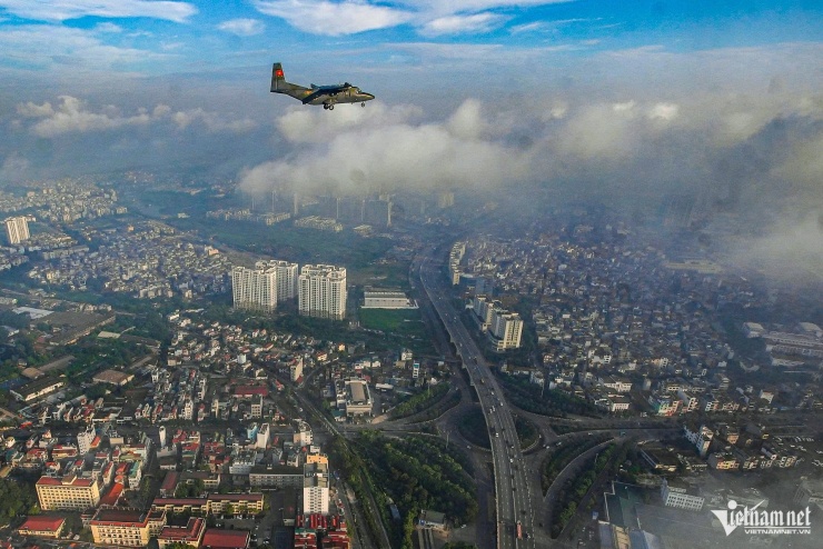 Phi đội máy bay vận tải Casa lượn quanh bầu trời Hà Nội - 13
