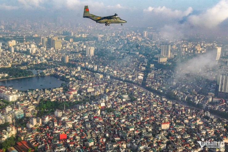 Phi đội máy bay vận tải Casa lượn quanh bầu trời Hà Nội - 14