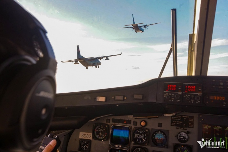 Phi đội máy bay vận tải Casa lượn quanh bầu trời Hà Nội - 15