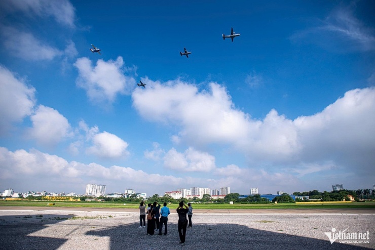 Phi đội máy bay vận tải Casa lượn quanh bầu trời Hà Nội - 16