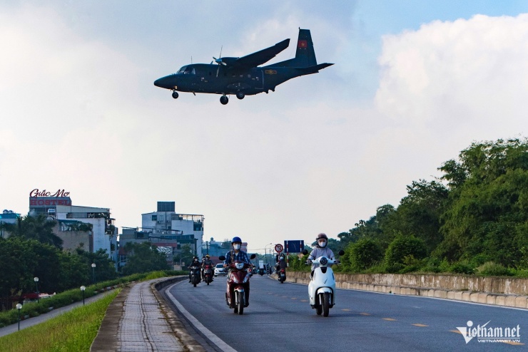 Phi đội máy bay vận tải Casa lượn quanh bầu trời Hà Nội - 18