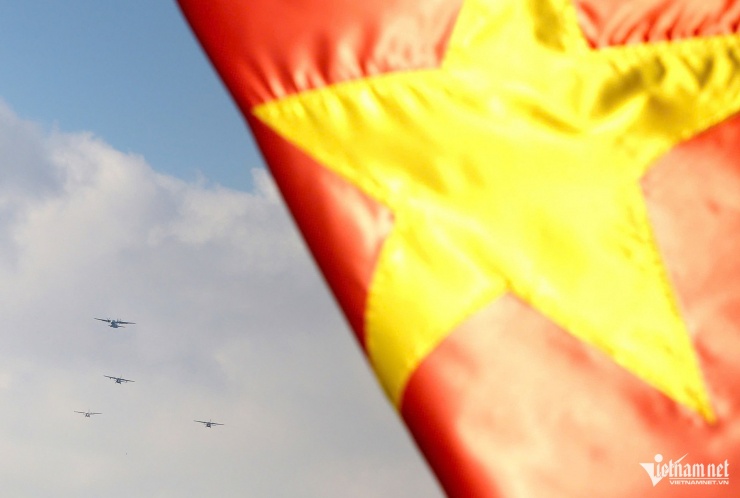 Phi đội máy bay vận tải Casa lượn quanh bầu trời Hà Nội - 21