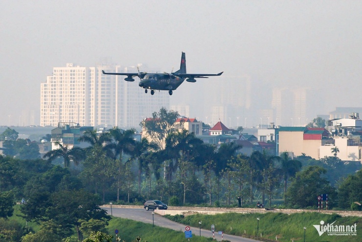 Phi đội máy bay vận tải Casa lượn quanh bầu trời Hà Nội - 22