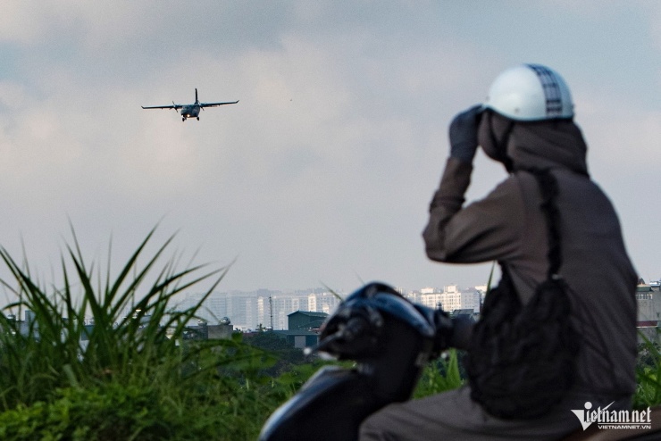 Phi đội máy bay vận tải Casa lượn quanh bầu trời Hà Nội - 23