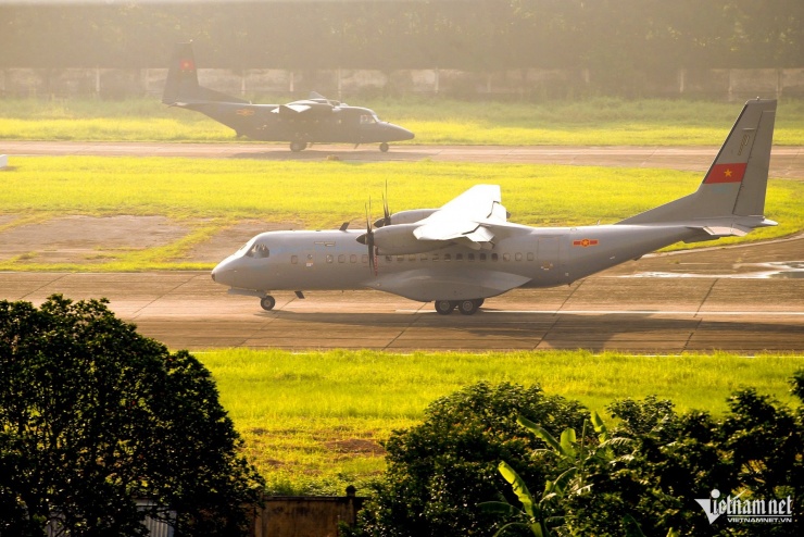 Phi đội máy bay vận tải Casa lượn quanh bầu trời Hà Nội - 24