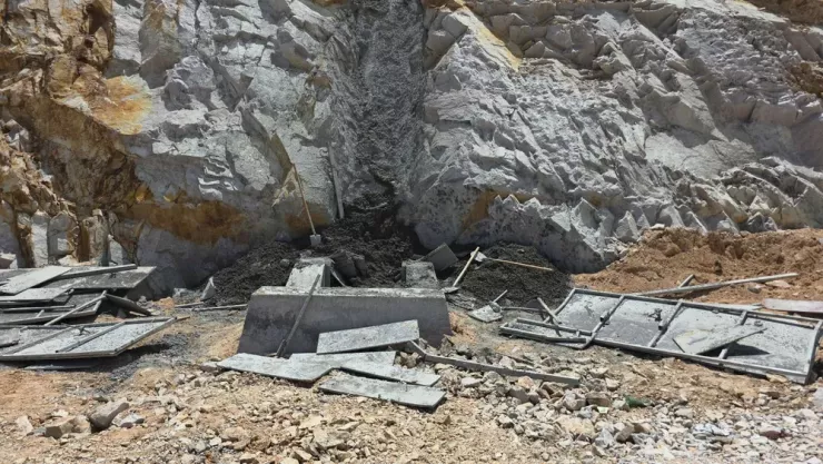 Khối bê tông đổ sập từ trên cao xuống khiến hai công nhân tử vong. Ảnh: MT