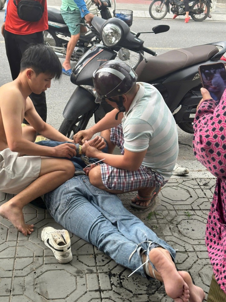 Đối tượng bị người dân khống chế sau khi lên xe máy bỏ chạy