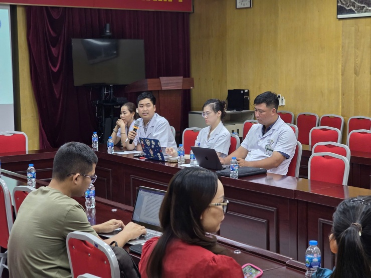 Các bác sĩ Viện Sức khỏe Tâm thần chia sẻ với báo chí về tình trạng nghiện chất của giới trẻ.