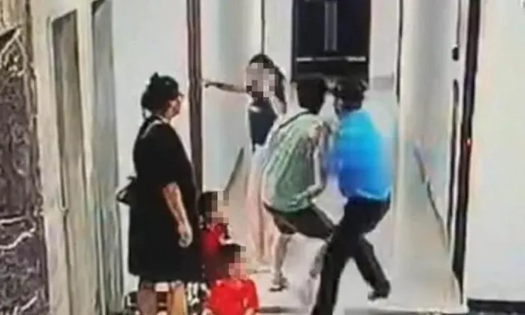 Người đàn ông đánh phụ nữ ở chung cư được camara ghi lại.