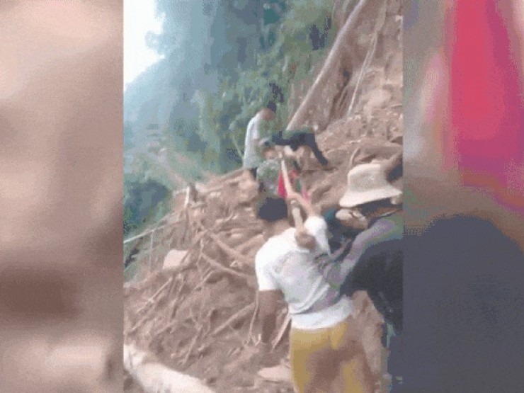 Đường sạt lở, nhóm người gánh cụ bà băng rừng đi cấp cứu