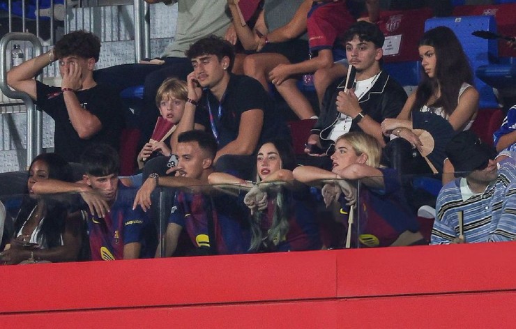 Nicki Nicole ngồi trên khán đài cùng mẹ Yamal để cổ vũ cho người thương