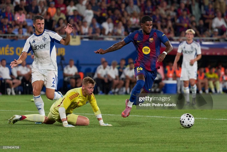 Rashford vượt qua cả thủ môn đối phương nhưng vẫn sút ra ngoài