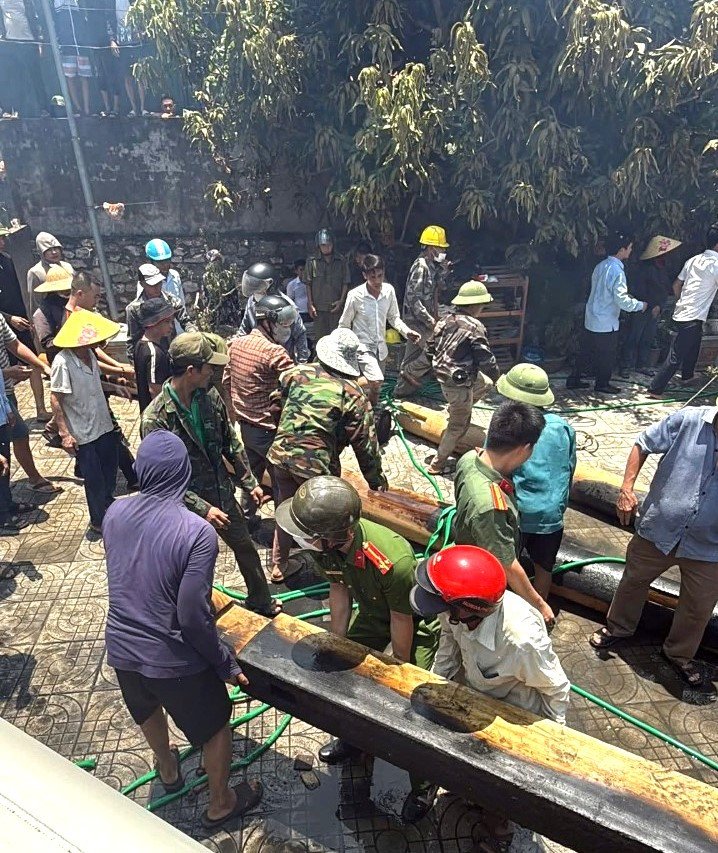 Hàng trăm người dân đến hỗ trợ gia đình dập lửa. Ảnh: CTV