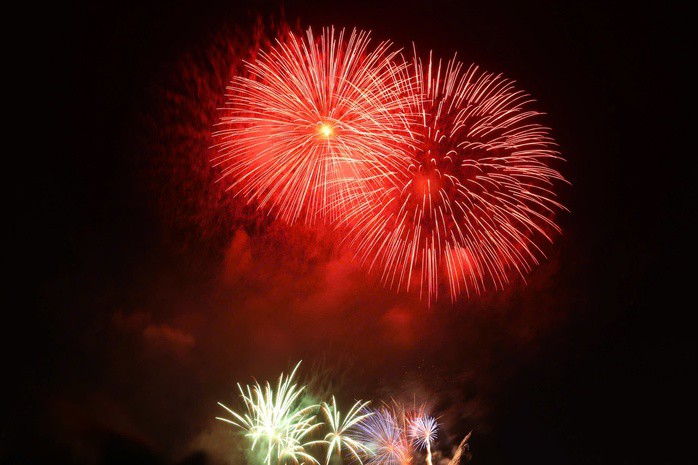 Màn pháo hoa kéo dài 8 phút được người dân chiêm ngưỡng