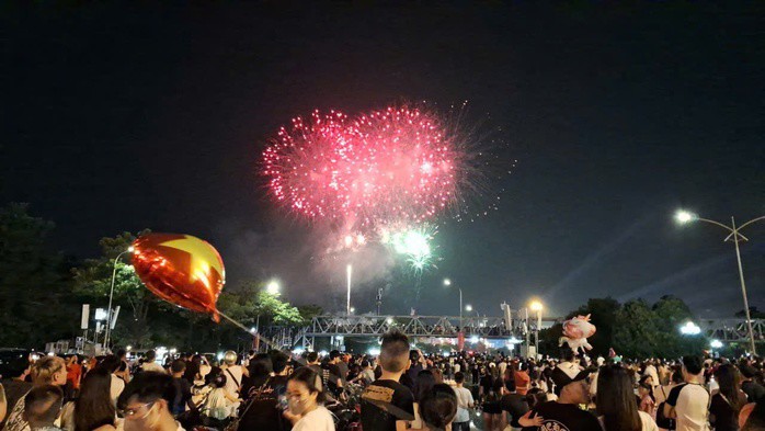 Khoảng hơn 22 giờ tối 10-8, hàng vạn người dân chiếm ngưỡng màn pháo kéo dài 8 phút