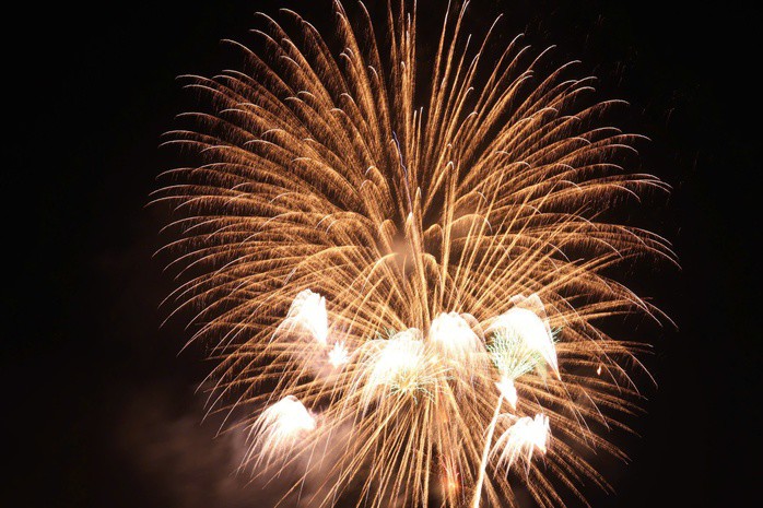 Hàng vạn người "quây kín" sân vận động Mỹ Đình trong đêm pháo hoa rực rỡ - 4