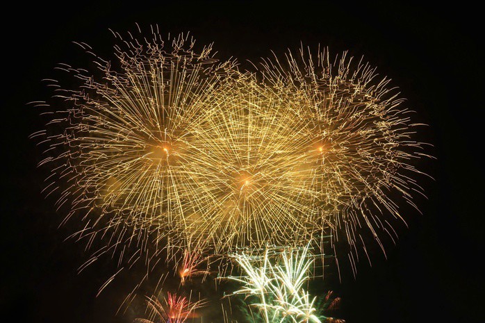 Hàng vạn người "quây kín" sân vận động Mỹ Đình trong đêm pháo hoa rực rỡ - 5