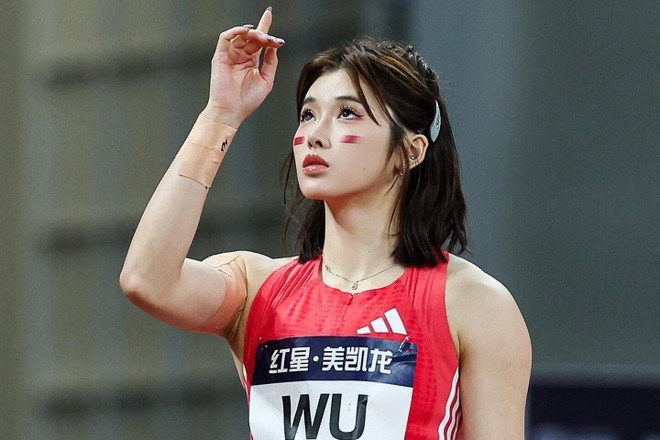Wu Yanni (28 tuổi) được mệnh danh 'nữ thần điền kinh Trung Quốc'. Nhan sắc và phong cách thời trang gợi cảm giúp cô đến gần với hào quang của sự nổi tiếng, nhưng cũng kéo theo hàng loạt tranh cãi.