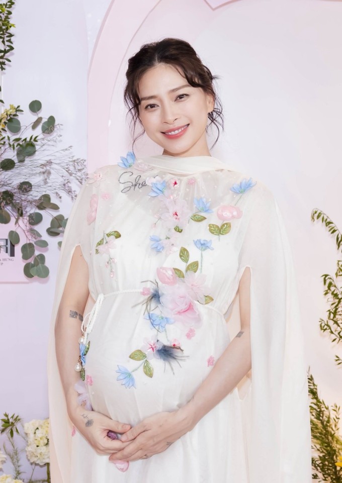 Trong suốt thai kỳ vất vả, mỹ nhân 46 tuổi vẫn duy trì được thần thái tươi tắn, rạng rỡ.