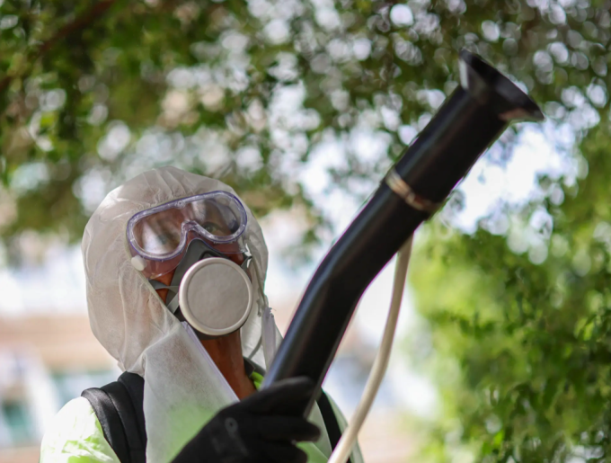 Nhân viên y tế Trung Quốc đang xử lý ổ dịch virus Chikungunya. Ảnh: Tyrone Siu/Reuters