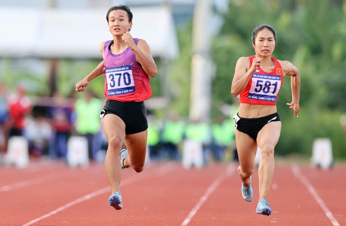 Hà Thị Thu (581) vượt qua Trần Thị Nhi Yến để về đích trước tiên cự ly 100 m nữ (Ảnh: ĐỨC ĐỒNG)