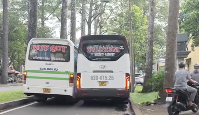 Hai xe khách dàn hàng ngang.