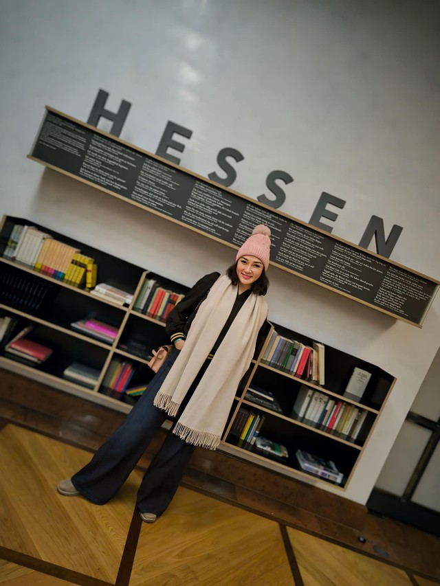 Nguyễn Thị Huyền được khán giả nhớ đến là một hoa hậu xinh đẹp trong lịch sử Hoa hậu Việt Nam. Cô đăng quang Hoa hậu Việt Nam vào năm 2004. Năm ấy, cuộc thi thu hút gần 3.000 thí sinh ghi danh nhưng chỉ có 21 cô gái lọt vào chung kết. Kết quả, Nguyễn Thị Huyền đến từ Hải Phòng giành vương miện cao nhất. Á hậu 1 là Trịnh Chân Trân còn danh hiệu Á hậu 2 được trao cho Nguyễn Thị Ngọc Bích.