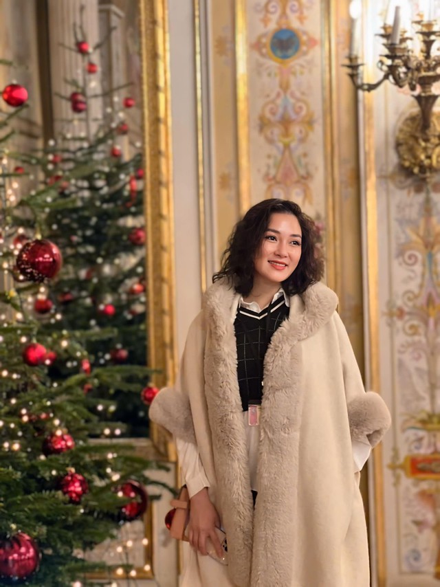 Thời điểm đăng quang, Nguyễn Thị Huyền mới 19 tuổi, đang là sinh viên của Học viện Báo chí và Tuyên truyền. Cuối năm 2004, người đẹp đại diện cho Việt Nam tham dự cuộc thi Hoa hậu Thế giới (Miss World) tại Trung Quốc.