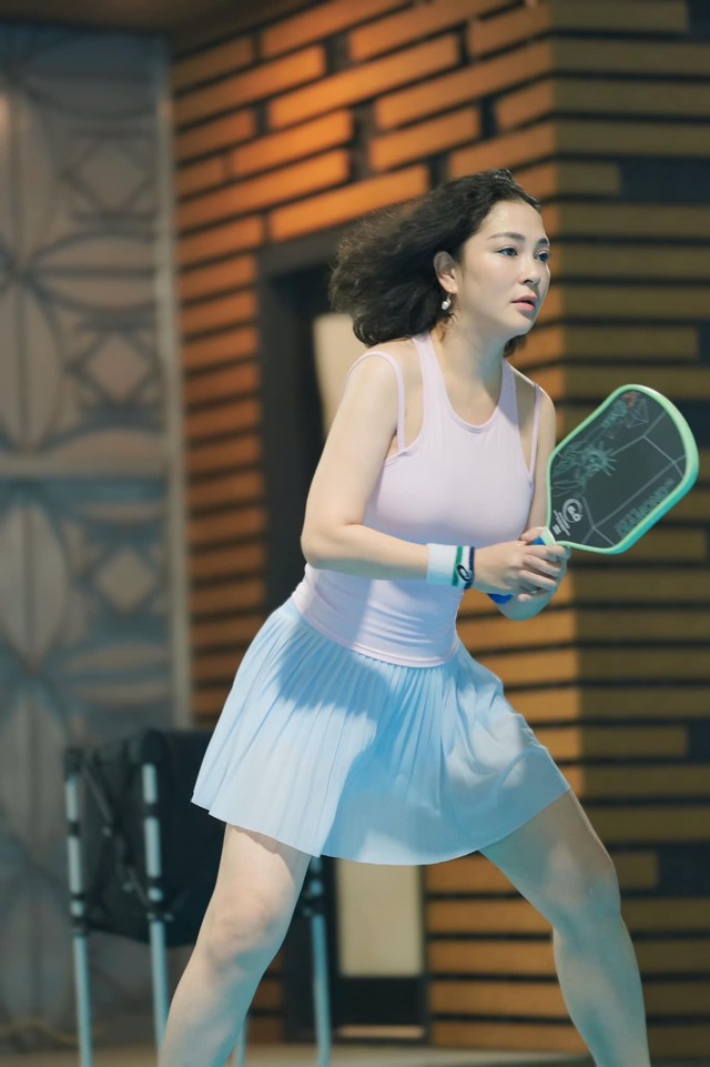 Sau 21 năm đăng quang, Hoa hậu Nguyễn Thị Huyền càng khiến khán giả yêu mến bởi đời sống kín tiếng cùng nhan sắc bền vững. Đặc biệt, có nhiều người rất thích làn da trắng trẻo, hồng hào của cô.