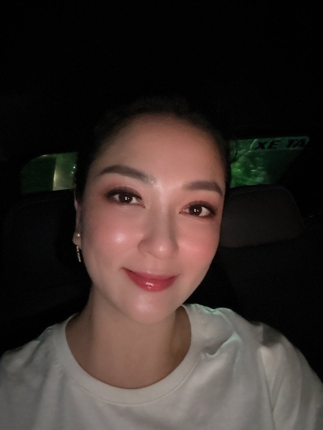 Để có được làn da căng bóng mịn màng, bí quyết đơn giản của Nguyễn Thị Huyền chính là không giảm cân một cách cực đoan. Nhờ vậy, cô giữ được một sức khỏe tốt và có làn da đẹp.