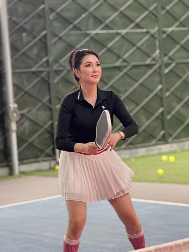 Trong cuộc sống, Nguyễn Thị Huyền tích cực tham gia chơi pickleball để cơ thể luôn khỏe mạnh, năng động.