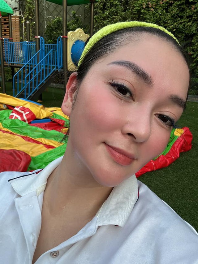 Có làn da đẹp nên Nguyễn Thị Huyền tự tin chụp ảnh khoe cận mặt xinh tươi.