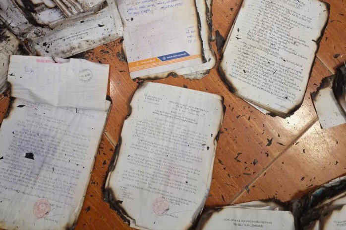 Tài liệu có dấu đỏ bị hủy trong đêm 29-6 tại trụ sở UBND xã Phước Mỹ, được người dân phát hiện.