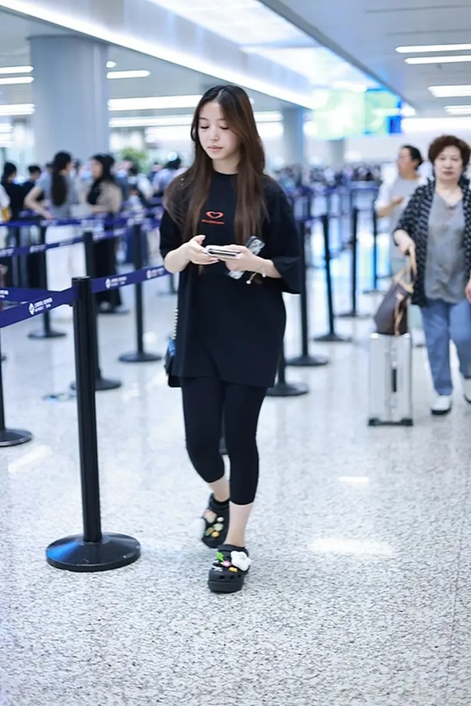 Tiểu Tứ Nguyệt tại sân bay. Ảnh: Weibo