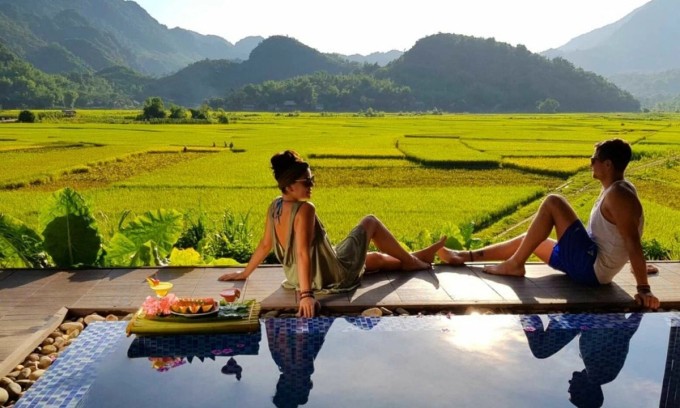 Du khách nước ngoài tại một khu nghỉ dưỡng tại Mai Châu. Ảnh: Booking