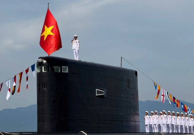 Chào cờ trên tàu ngầm Kilo. Ảnh: Quân chủng Hải quân