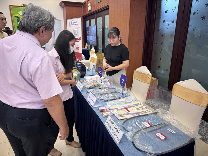 Hàng giả được trưng bày tại hội thảo "Giải pháp bảo vệ hàng thật, thương hiệu uy tín"