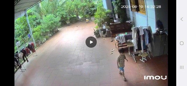 Hình ảnh cháu Khải chơi ở sân nhà vào chiều 10/8. Ảnh: Công an xã Mường Hung.