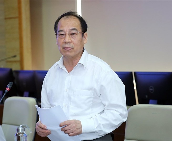 PGS.TS Trần Đắc Phu - cố vấn cao cấp Trung tâm đáp ứng sự kiện y tế công cộng (Bộ Y tế) cho hay, bệnh Chikungunya nhẹ hơn nhiều so với sốt xuất huyết, đặc biệt hầu như không gây sốc hay tử vong. "Phần lớn bệnh nhân điều trị tại nhà. Tuy nhiên, người già, người có bệnh nền khi nhiễm virus vẫn cần được theo dõi"