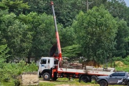 Cần cẩu mắc vào dây điện, tài xế và phụ xe bị điện giật thương vong
