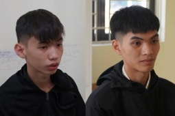 An ninh - Xã hội - 2 thanh niên giả công an chặn người đi đường, yêu cầu bỏ tiền vào cốp xe