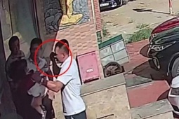 An ninh - Xã hội - Người đàn ông bị đánh nhập viện khi đang bế cháu đứng trước sảnh quán karaoke